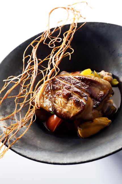 Le foie gras poêlé, légumes et bouillon safrané, coques et moules de Matthieu Garrel au Bélisaire, Paris XVe