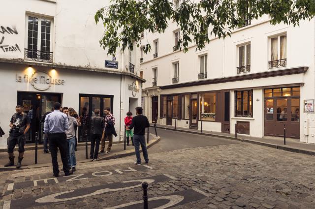 Le bar et le restaurant La Fine Mousse à Paris.