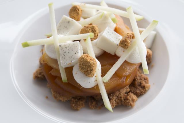 Tarte Tatin pomme-poire et roquefort flambée au rhum accompagnée de sa caresse de roquefort