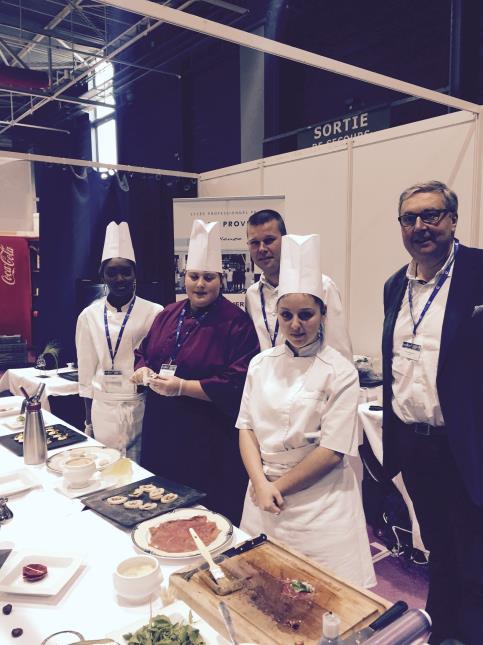 Les classes de 1e et terminale Bac Pro cuisine et service, au centre martial Meyer, à droite, Jean-Brice Caen, le directeur.
