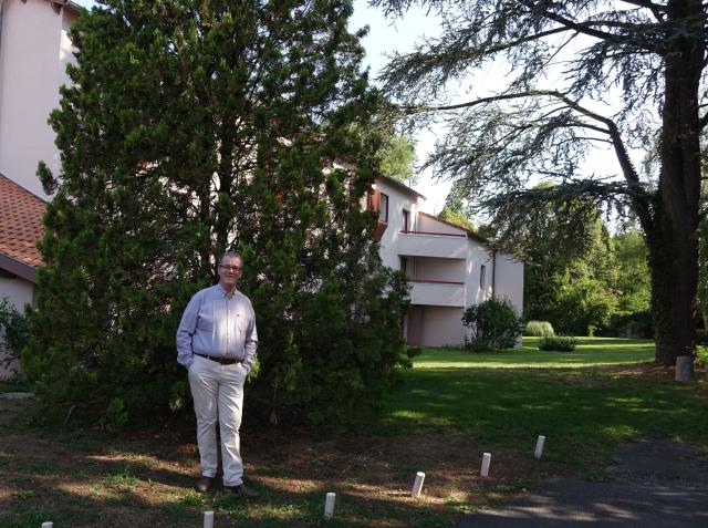 Alain Beauvoir dans le parc du Clos Saint-Eloi, devant le bâtiment qui abrite les 31 chambres climatisées et classées en 4 étoiles.