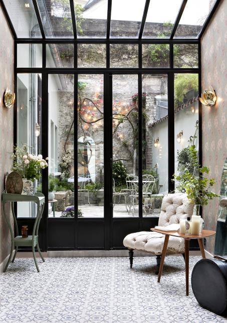 Le jardin d'hiver de l'hôtel Henriette à Paris.