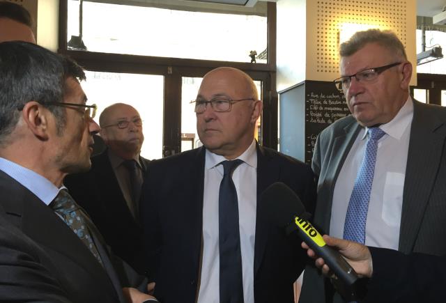 Michel Sapin, ministre de l'Économie et des Finances, et Christian Eckert, secrétaire d'État au Budget, lors de la présentation des mesures pour lutter contre les logiciels  de caisse frauduleux, le 1er octobre à Paris.
