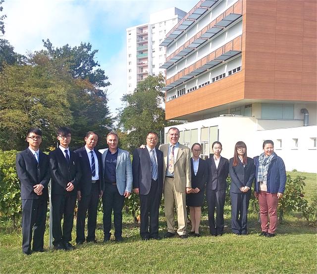Lycée hôtelier de Talence : le proviseur Michel Sarrazin ( au centre costume clair) accueille chaleureusement la délégation chinoise du lycée hôtelier de Wuhan