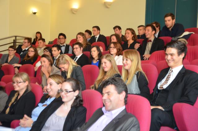 Un moment fort et souriant pour les étudiants nouvellement diplômés de Jean Drouant. Chacun sera appelé et recevra son diplôme de la main d'une personnalité de la profession.