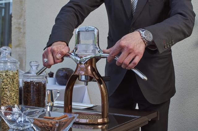Première presse, l'eau chaude tombe dans la chambre à infusion