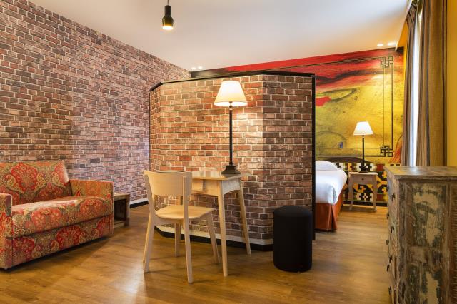 Chambre de l'étage atelier d'artiste.