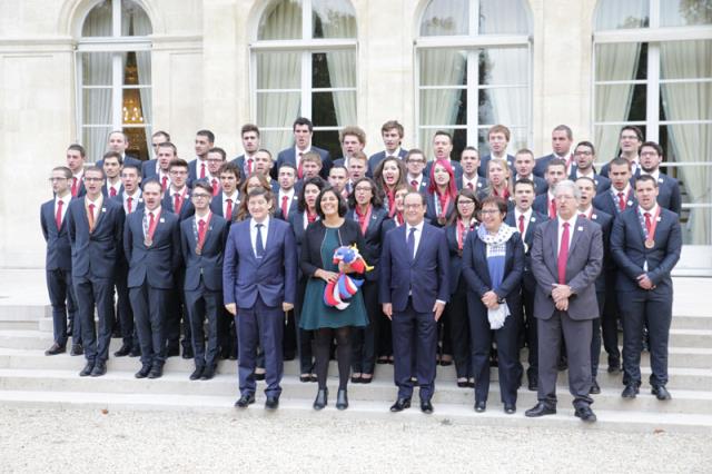 Ce mardi 13 octobre, sur le perron de l'Elysée, avec l'équipe de France des métiers.