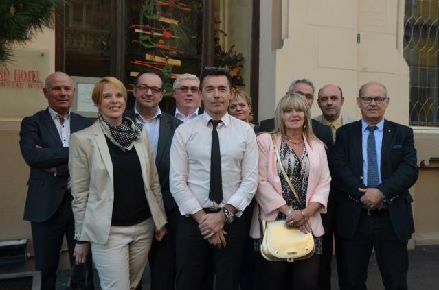Sébastien Goudey, au centre, chemise blanche, entouré de membres de son bureau, mais aussi de Patrick Franchini, président de l'Umih Jura, de Beranrd Champreux et de Laurent Lutse (à droite), président national des cafés de l'Umih.
