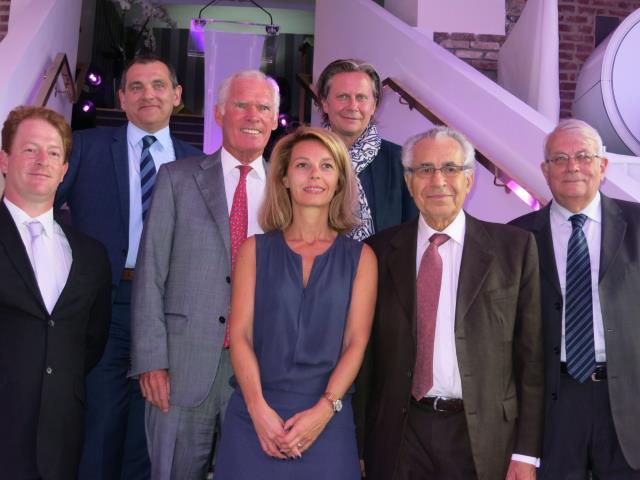 Julie Grégoire entourée, de g. à d. de Rémi Angelo, maître d'oeuvre délégué, Émile Viciana, directeur de l'hôtel des Cures Marines à Trouville, Jean-Paul Noury, pdt des Cures Marines, M. Pick, président Co Finances et Christian Cardon le maire de Trouvill