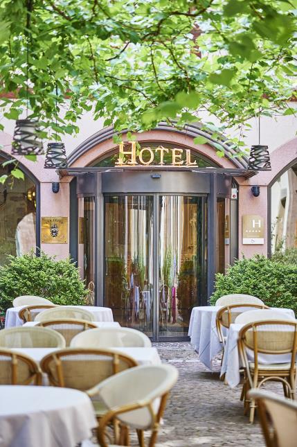 Outre une brasserie, la Maison des Têtes disposent d'un hôtel de 21 chambres.
