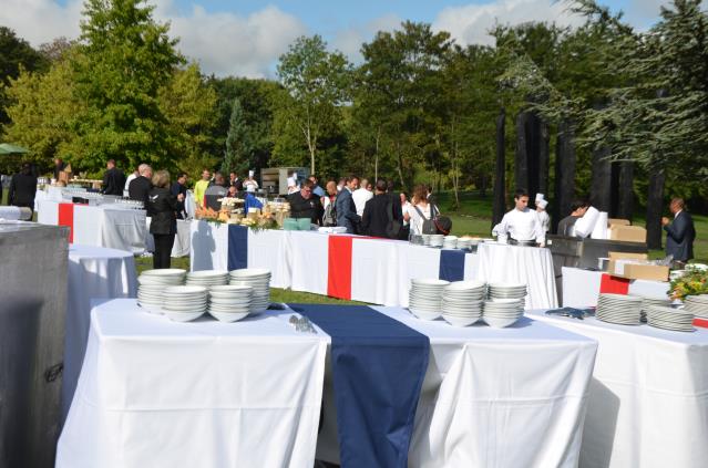 La réception à l'heure des préparatifs, dans les jardins du Domaine de la Celle-Saint-Cloud.