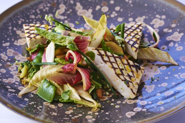 Légumes o wok, tofu mariné grillé de Christophe Moret, La Bauhinia, Shangri La, Paris