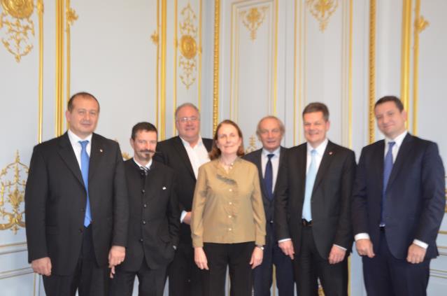De g à d : Allessandro Nucara, Jean-Marc Banquet-d'Orx, Laurent Duc, Jane Seymour, Jacques Barré, Markus Luthe et Didac Garcia.