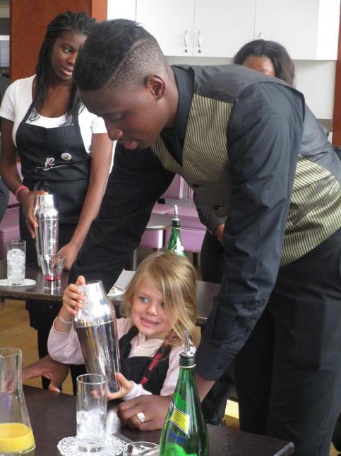 Au lycée Belliard, chaque maternelle était coaché par un élève du lycée pour confectionner au choix une blanquette de veau, un cocktail Florida, un dessert araignée en chocolat ou apprendre les bases du service en salle.