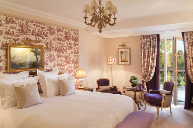L'Auberge du Jeu de paume compte 92 chambres, dont 24 suites, un spa Valmont de 600 m2 , un restaurant doublement étoilé, ainsi qu'un « bistrot chic », inspiré de l'esprit des brasseries parisiennes.