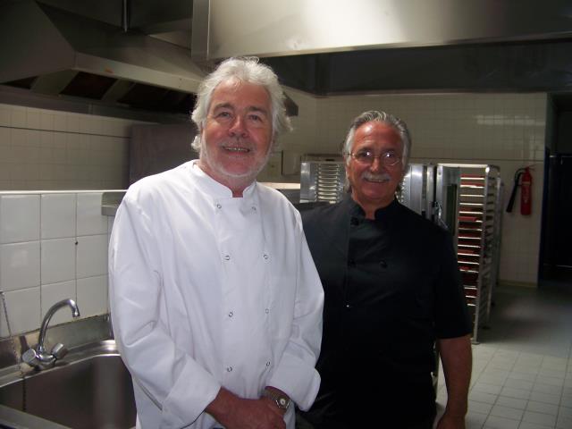Le lauréat Jean-Paul Merle (à gauche) et Jean-Jacques Daluz, professeur de cuisine au lycée hôtelier de Saint-Chamond