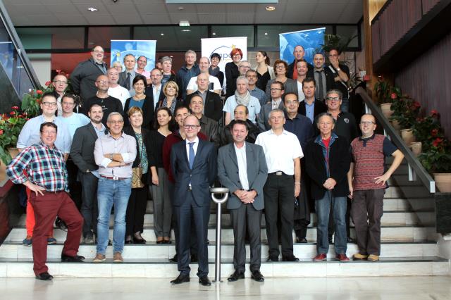 Les membres de l'ANPCR (au centre Bruno Treffel) devant le restaurant Airport
