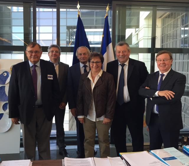 De g à d : Michel Morin (SNRTC), Philippe Lefèvre (CPIH), Jacques Barré (GNC) Martine Pinville, Roland Héguy et Gérard Plomion.