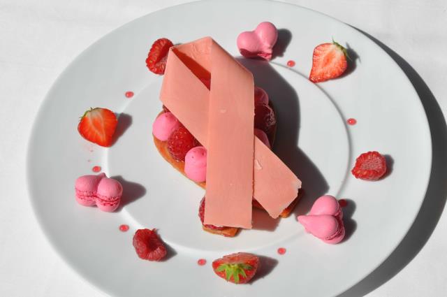 Tartelette « ruban rose », framboises et macarons.