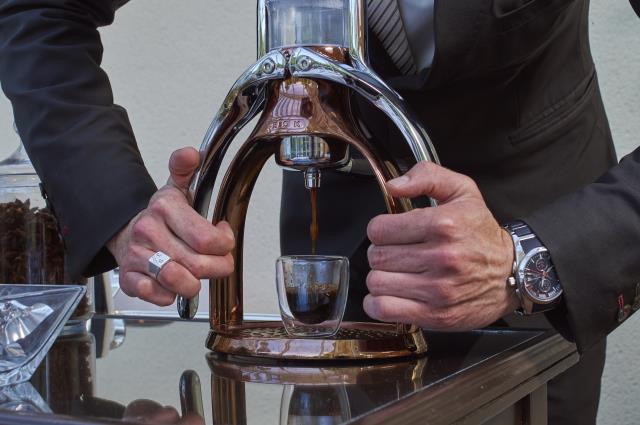 Seconde presse, le café coule dans la tasse
