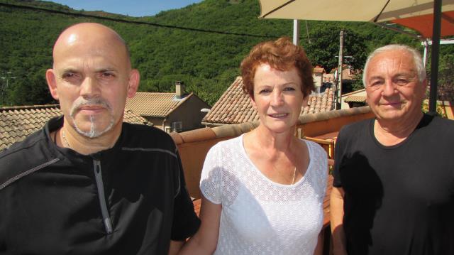 De gauche à droite : Jean-Pierre et Brigitte Cros, avec leur « partenaire », le maire de Saint-Julien, Robert Azais