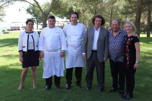 De g. à d. : Marie-Laure Jarry, responsable marketing Gault & Millau, Guillaume Royer, chef en second à l'Hôtel du Castellet, Christophe Bacquié, MOF et chef de cuisine à l'Hôtel du Castellet, Marc Esquerré, rédacteur en chef Gault & Millau, Gilles Goujon