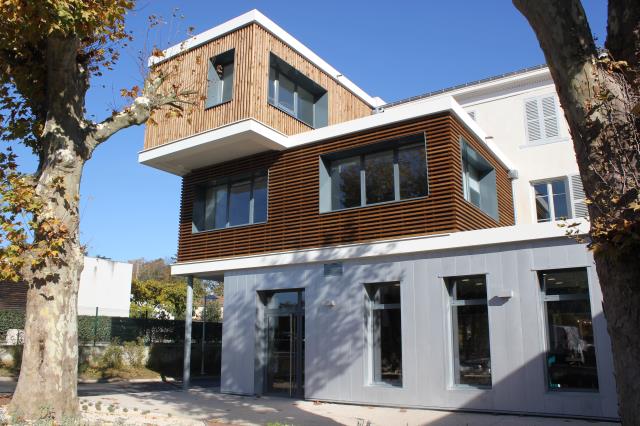 La Maison des services inclut ce premier bâtiment : un restaurant d'application au rez-de-chausée, 4 salles de cours au 1er étage, et une chambre expérimentale de 25 m2 (le cube tout en haut) au 2nd étage.