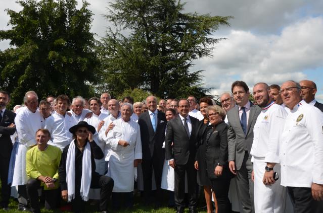 Autour du président de la République, Laurent Fabius, le secrétaire d'Etat Mathias Feckl, et un parterre de grands chefs et de MOF.