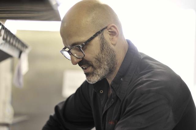 Le chef Frédéric Tempereau, formé notamment auprès de Pierre Gagnaire, supervise les cartes du bar, du self et du restaurant Ari, tous sur le site d'Exponantes.