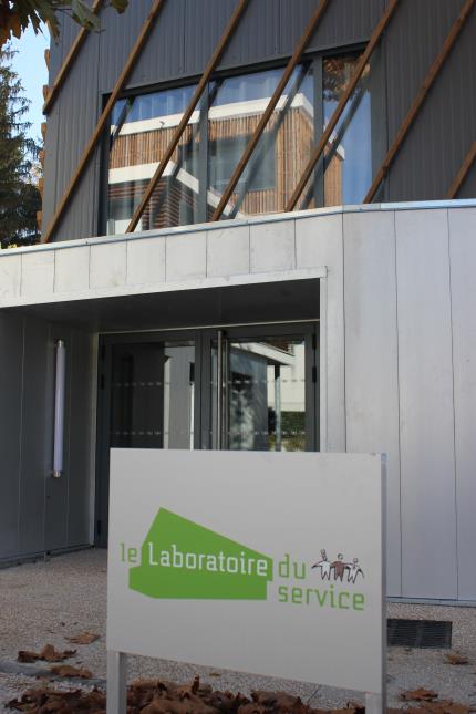 Le Laboratoire du service dispose d'une salle de 250 m2.