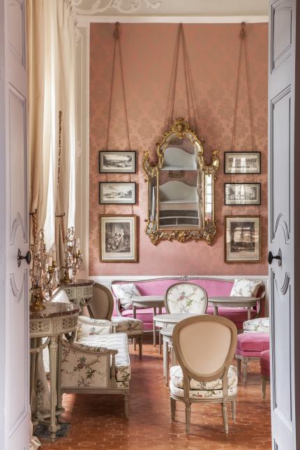 Entre le salon des Rinceaux et le salon Chinois, le salon des Putti : chaque espace a une décoration particulière inspirées des intérieurs XVIIIème des plus belles demeures françaises.