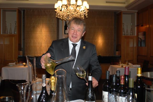 Reconnu sur la place de Paris, M. Jamrozic a été promu Maître sommelier. Une distinction rare dans la profession