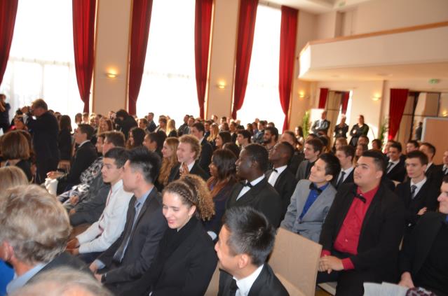 Salle comble pour la remise des diplômes.