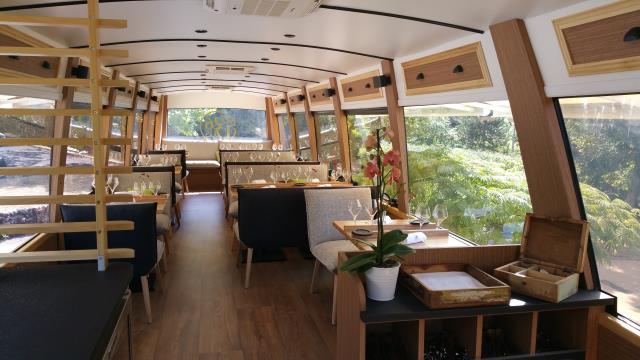 L'intérieur à l'étage, la salle du restaurant.