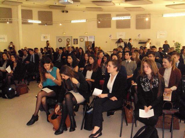 Les étudiants emprunts d'une grande attention face aux recruteurs