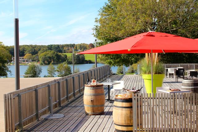 Ari compte 100 couverts et une terrasse de 250 places, face aux bords de l'Erdre.