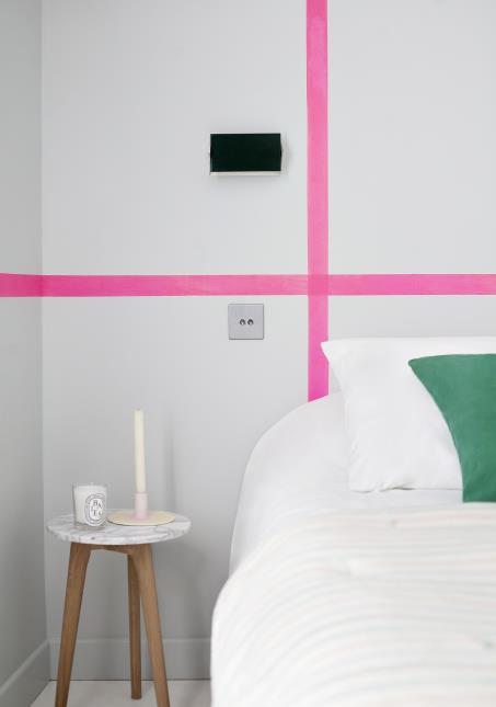Des murs 'stabilotés' de bandes rose fluo.