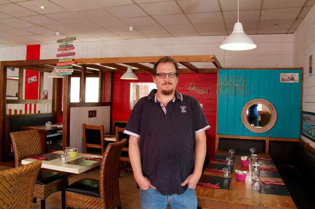 Marc Stacey dans son restaurant redécoré par la production de Cauchemar en cuisine, dans un style davantage american diner que repaire de flibustiers. L'établissement devrait d'ailleurs être prochainement rebaptisé Key West.