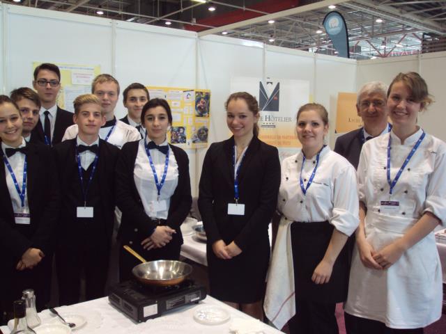 La classe de terminale Bac Techno : à droite Lisa du lycée de Sanddefjord et Henriette du lycée de Sandnes avec Arnaud Barratto.