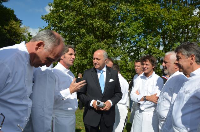 Avant l'arrivée du président de la République, Laurent Fabius a salué les chefs. L'ambiance était détendue et particulièrement souriante.