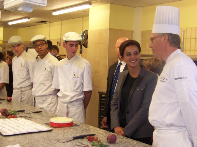 Les élèves et leurs professeurs ont présenté leur travail à la ministre lors de la visite de quatre ateliers.