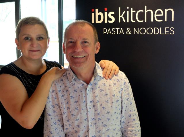 Gwenaël Le Houérou, propriétaire de l'Ibis Aix en Provence, et Sonia Ezgulian, cuisinière et consultante, qui l'a aidé à concevoir la carte de Pasta & Noodles.