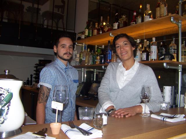 La gérante Maria Oliveira et son barman Thomas Barbera