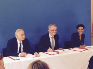 Signature de convention avec François Bonneau, François Rebsamen, et Najat Vallaud-Belkacem.