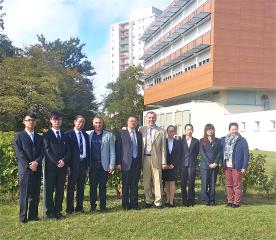 Lycée hôtelier de Talence : le proviseur Michel Sarrazin ( au centre costume clair) accueille...