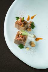 Foie gras pressé aux pommes de terre crevettes et ail d'Eric Guérin, La Mare aux Oiseaux,...