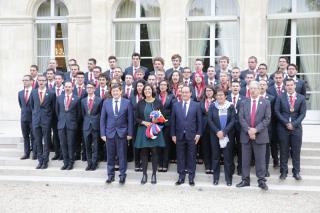 Ce mardi 13 octobre, sur le perron de l'Elysée, avec l'équipe de France des métiers.