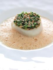La Saint-Jacques, cuite au plat, jus de pommes à cidre, noix écrasées et torréfiées