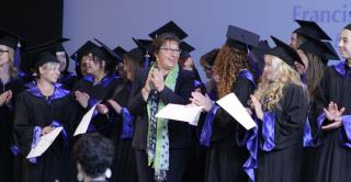 Martine Pinville avec les jeunes diplômés.